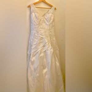 Elegant White Lace Appliqué Wedding Dress